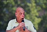 10-06-2023 Breda - Zanger Jan Biggel gaf voor de wijkbewoners een optreden op het 46e verjaardagsfeestje van de wijk Haagse Beemden. - Fotokrant