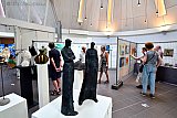 10-06-2023 Breda - De Lucaskerk was een van de locaties waar men in de koelte kunst en cultuur kon bewonderen. Opvallend hier waren de prachtige sculpturen die  kunstenares Linda de Geus heeft gemaakt. Op de voorgrond het kunstwerk Kerels. - Fotokrant