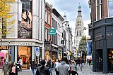 21-10-2020 Breda- Het is Herfstvakantie en in de binnenstad is het beheersbaar druk.  Zo af en toe zie je buiten tussen het winkelende publiek mensen met een mondkapje op. - Fotokrant