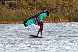 15-09-2025 Breda - Het is windkracht 4 en op de Asterdplas in de Haagse Beemden geniet een Wing Surfer volop van de storm. - Fotokrant