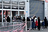 11-12-2021  Breda - De uitverkoop-actie van een lampenwinkel trok heel veel mensen. Vanaf de richting van de snelweg A59 richting binnenstad en Haagse Beemden ontstond grote verkeersdrukte. - Fotokrant