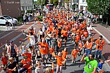 06-09-2026 Chaam -  Een lange stoet van honderden oranjefans liep achter de oranje WK bus door het dorp en ging nog een aantal keer van Links Naar Rechts. Chauffeur Frans danst zelf hier ook  een keer mee.  - Fotokrant