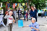 11-07-2020 Breda - Met een tijdens de Coronacrisis gemaakte 1,5 meter stok is de wijkexpositie &ldquo;Ik Vergeet je Niet &ldquo;voor de bibiliotheek in de Haagse Beemden geopend.Op de expo zijn kunstwerken te zien die tijdens de lockdown zijn gemaakt. - Fotokrant