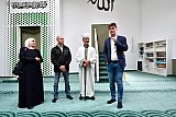 23-09-2023 Breda - Op kousenvoeten sprak burgemeester Paul Depla de deelnemers toe in  Moskee Yeni Camii. - Fotokrant