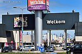 13-04-2020 Breda -Na de lunch werd het een stuk drukker. Al leek het er ook wel op dat nieuwsgierige mensen met de auto even een  rondje over de meubelboulevard maakte om te kijken of het er druk was. - Fotokrant