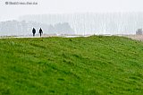 05-02-2021 Breda -  Mensen zoeken de ruimte op om te ontspannen en wandelen op 1,5 meter van elkaar op een dijk.  - Fotokrant