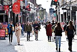 28-04-2021 Breda - Nu er weer zonder afspraak gewinkeld kan worden is het drukker in de winkelstraten. - Fotokrant