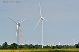 11-08-2023 Breda - Een van de gloednieuwe giga windmolens langs de snelweg A16 lijkt nu al stuk. De afgelopen dagen stond er een enorme hijskraan naast. - Fotokrant