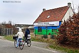 11-01-2024 Breda - Woonwagenbewoners hebben een spandoek opgehangen op het terrein naast hun kampje in de wijk Haagse Beemden. Hier gaat men 24 appartementen bouwen terwijl de woonwagenbewoners plek zoeken voor woonwagens. - Fotokrant