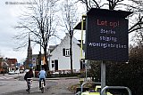 06-01-2023 Ulvenhout - Om het bij de inwoners van het dorp  onder de aandacht te brengen staat op een tekstkar dat er een sterke stijging in het aantal woninginbraken is. - Fotokrant