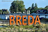 10&ndash;10-2019 Breda - Het kunstwerk IK GA VIA BREDA van Nina Lenting is weer zichtbaar gemaakt. Tijdens de vakantie was het overwoekerd met onkruid. - Fotokrant