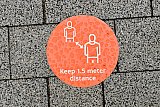 05-07-2020 Breda - De vakantie is begonnen en het regent vrijwel de hele dag. De 1e engelstalige waarschuwingsstickers om afstand van elkaar te houden zijn inmiddels in de stad gespot. - Fotokrant