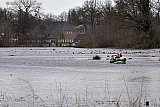13-01-2023 Breda - Jongeren in een opblaas kano hebben de grootste lol op de buiten zijn oevers getreden rivier De Mark. - Fotokrant