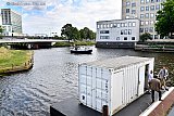 29-06-2020 Breda -  Aan de kop van de haven ligt een container op een ponton. Hier meet Het waterschap ism de gemeente de kwaliteit van het water. Wethouder De Beer krijgt vanwege de Coronamaatregelen buiten op 1,5 meter afstand uitleg over de metingen. - Fotokrant