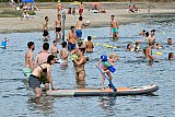 14-08-2022 Breda - Er is een hittegolf en heel veel mensen blijven binnen. Toch is er bij 32 C ook waterpret oa aan de Asterdplas. - Fotokrant