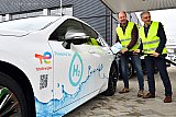 06-04-2022 Breda - Personenauto's die op waterstof rijden kunnen nu ook in Breda hun waterstoftank volgooien. Wethouder Quaars gehuld in een geel hesje gooit de 1e tank vol bij de presentatie. - Fotokrant
