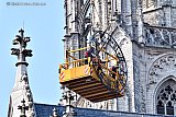 08-04-2019 Breda -  1 voor 1 werden de 4 vergulde wijzerplaten opgehesen naar de kerktoren. - Fotokrant
