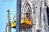 08-04-2019 Breda -  vanuit het manbakje werden de wijzerplaten stuk voor stuk weer aan de toren van de Grote of Onze Lieve Vrouwe kerk gemonteerd. - Fotokrant