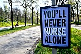 17-04-2020 Breda - In de stad hangen tijdens de Coronacrisis om zorgmedewerkers een hart onder de riem te steken posters met de tekst You&rsquo;ll Never Nurse Alone  . - Fotokrant