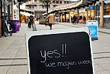 22-01-2022 Breda-  YES  WE MOGEN WEER staat op een stoepbord geschreven. Uitgelekt is dat er ondanks de enorme stijging van positief geteste mensen versoepelingen aan komen. Hoe deze er definitief uitzien zal pas bekend worden gemaakt op de landelijke persconferentie.  - Fotokrant