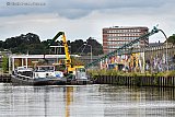 01-09-2021 Breda- Het zand voor het nieuwe stadspark 't Zoet komt aan met schepen en middels een transportband gaat het over de bietenmuur van de voormalige suikerfabriek de bietenbak in. - Fotokrant