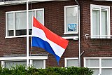 18-08-2019 Breda - Boze buurtbewoners hebben tijdens het openingsfeest van de Zuidelijke Rondweg de vlaggen aan hun panden half stok hangen. - Fotokrant