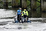 22&ndash;10-2019 Oosterhout - Niet ver van de stad Breda is de politie in het Markkanaal bij Oosterhout opzoek naar een vermiste man. - Fotokrant