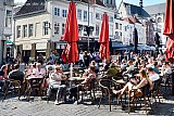21-04-2019 Breda - Viel er een aantal jaar geleden nog sneeuw op 1e Paasdag. Dit jaar is het met 26C volop genieten van de zomerse lentezon op de Grote Markt. - Fotokrant