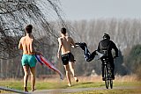 23-02-2021 Breda - Zomerse taferelen in februari. Bij een temperatuur die richting de 20C gaat rennen jongeren in zwemkleding met badlakens achter elkaar aan.
 - Fotokrant