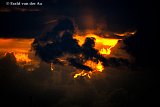 08-10-2026 Breda - De zon probeert nog door de regenwolken te breken maar gaat uiteindelijk onder. - Fotokrant