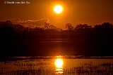 16-12-2021 Breda - De zonsondergang weerspiegeld in het drassige land van de Vierde Bergboezem aan de rand van de wijk Haagse Beemden. - Fotokrant