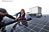 13-02-2019 Breda - Wethouder Greetje Bos kreeg boven op het dak van de evenementenhal op Breepark hulp bij het schroefje vastdraaien van het 3500e zonnepaneel. - Fotokrant