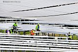 15-04-2021 Breda - Op de voormalige vuilstort is men druk bezig met het aanleggen van een zonnepanelenpark. - Fotokrant