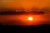 29-08-2022 Breda - Als de zon ondergaat is er weer een dag geen druppel regen gevallen. Het is een geluk dat het in de nacht afkoelt anders waren er nog veel meer oogsten verloren. - Fotokrant