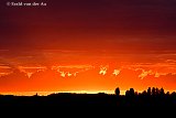 01-09-2020 Breda - Nadat op televisie de persconferentie over de Coronacrisis is uitgezonden lijkt de zonsondergang vanaf de rand van de stad wel een brandhaard. - Fotokrant