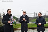 17-12-2025 Breda - Wethouder Eddie Forster toont in het bijzijn van wethouder Ajen Drunen en de gedeputeerde Stijn Smeulders het zojuist ontvangen Koersdocument voor het bouwen op 't Zoet. - Fotokrant