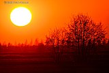 19-04-2019 Breda - Zonsondergang ten noorden van Breda na een warme Goede Vrijdag. Met zomerse temperaturen tot wel 26C. - Fotokrant