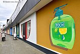 14-04-2020 Breda - De Lunet is opgefleurd door kunstenaars van Blind Walls met heel toepasselijk in deze Coronatijd giga zeeppompjes. - Fotokrant