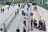 18-08-2019 Breda - Terwijl de Funrun op de linker baan plaatsvond was het steppen en fietsen richting de Baronielaan op de rechterbaan. - Fotokrant